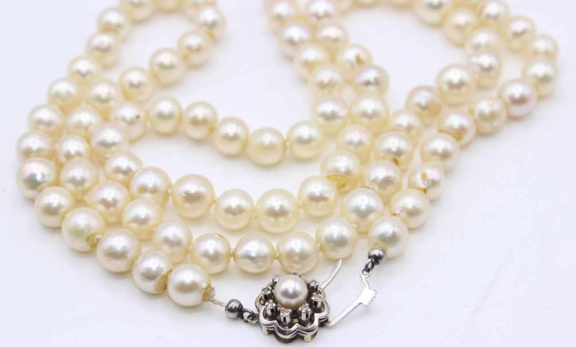 Perlenkette mit 87 Perlen d.= 8-9 mm, GG/WG-Verschluß 585 gest., mit Centerperle und Diamantkranz,