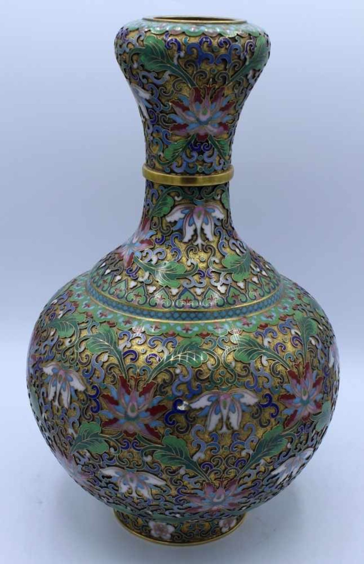 Cloisonné-Balustervase - China feine Emailarbeit, bauchige Vase mit Rankendekor in zarten Farben,