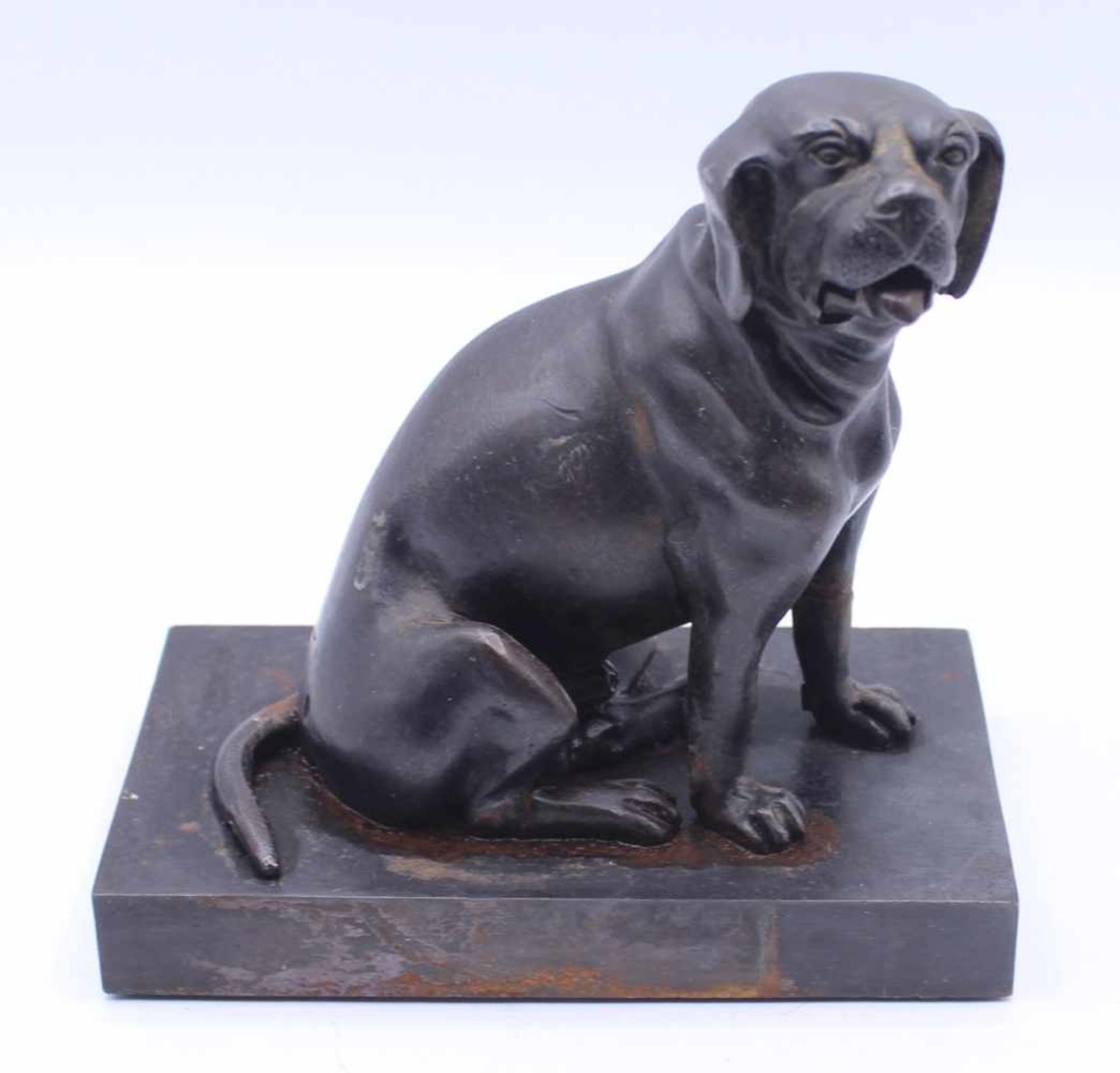 Kleine Statuette - wohl deutsch nach 1900 " Sitzender Jagdhund ", Eisen, Unterkiefer klappbar (