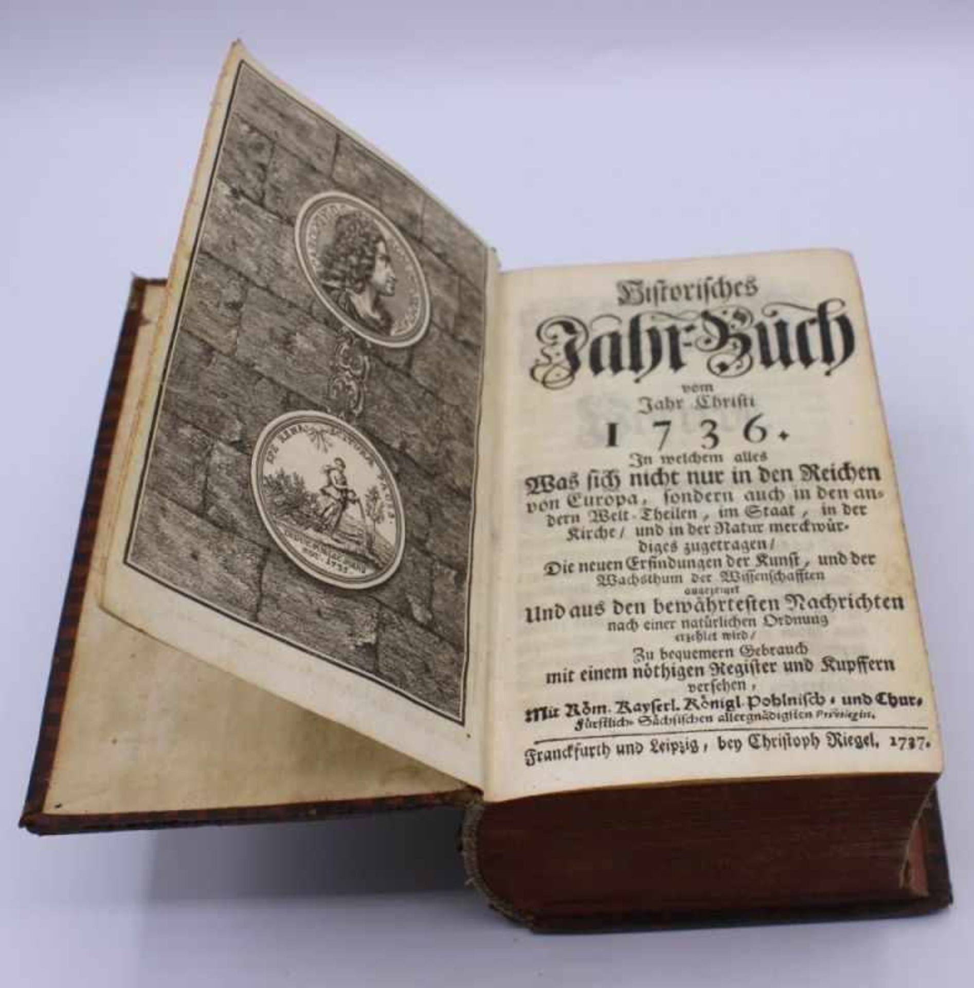 Buch aus dem 18. Jahrhundert "Historisches Jahr-Buch vom Jahr Christi 1736, in welchem alles Was