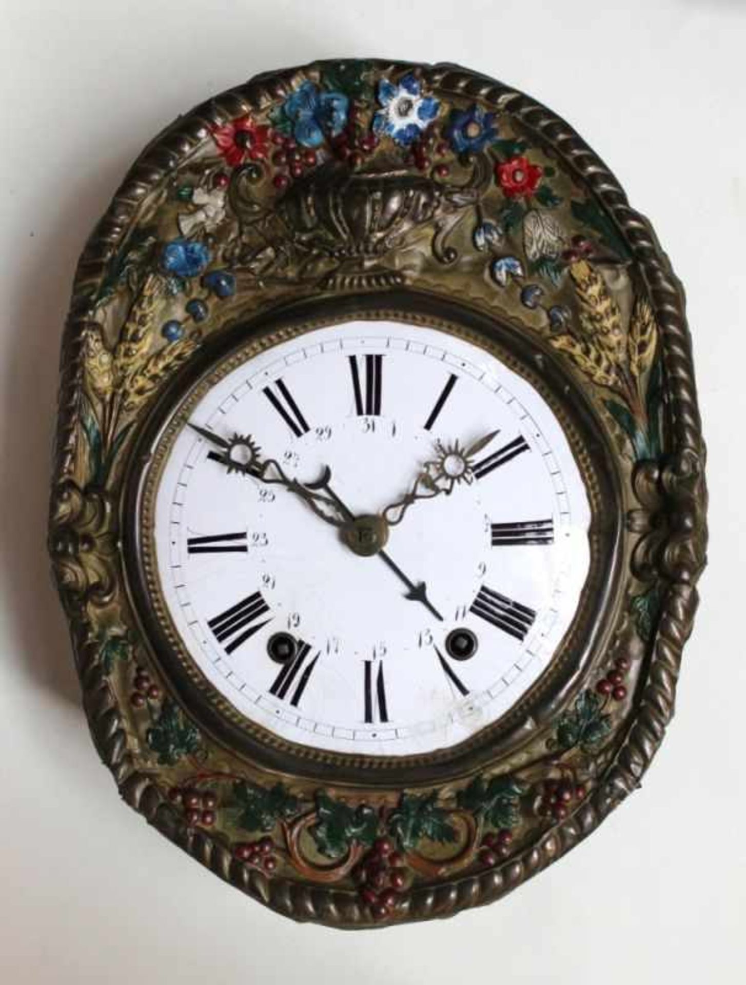 Comtoise Uhr - Frankreich 19.Jahrhundert Messingschild mit geprägter floraler Bekrönung, Zifferblatt