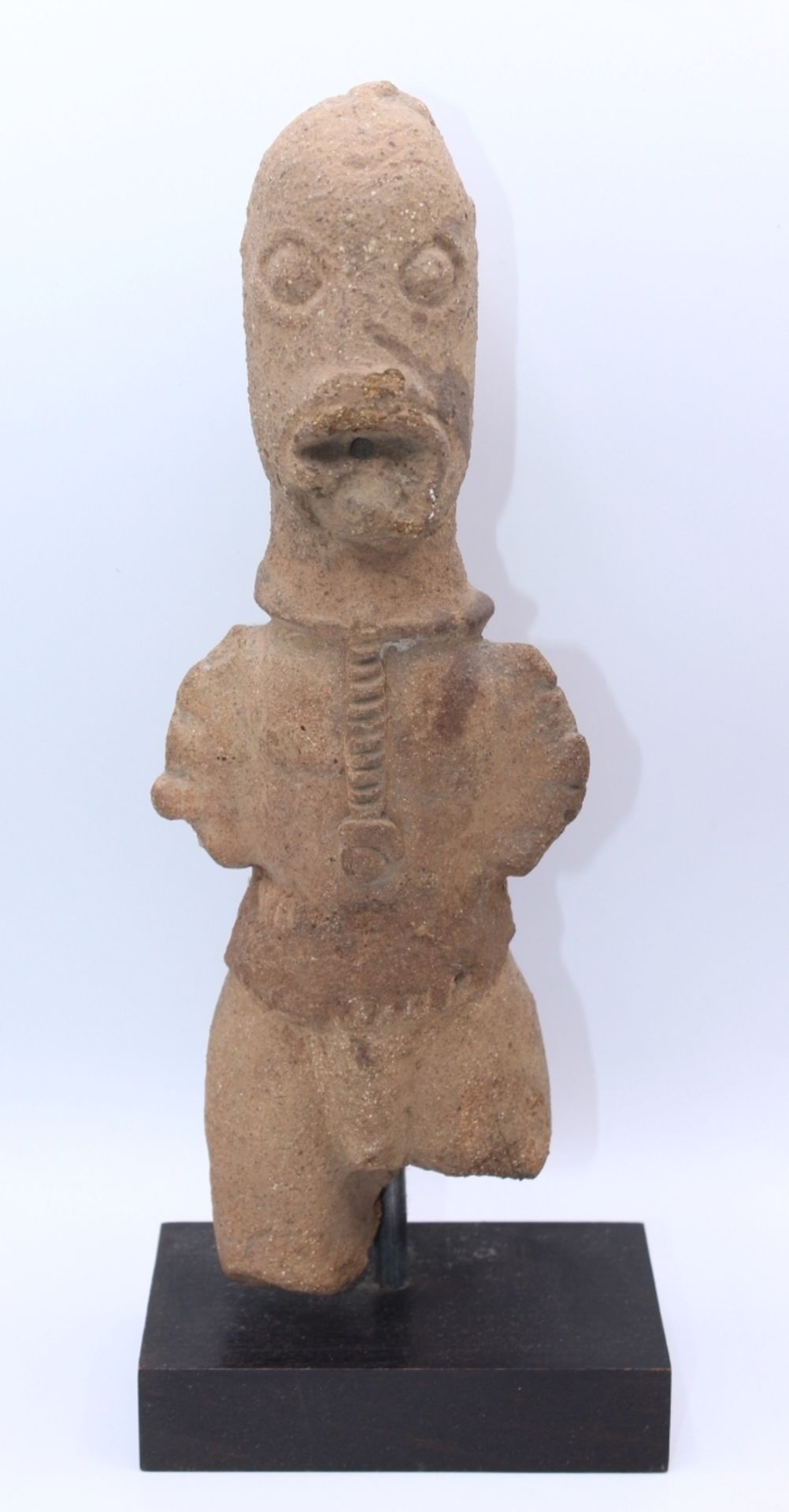 Afrikanische Figur - im Stil der Nok Kultur "Fragment einer stehenden männlichen Figur", Terrakotta,