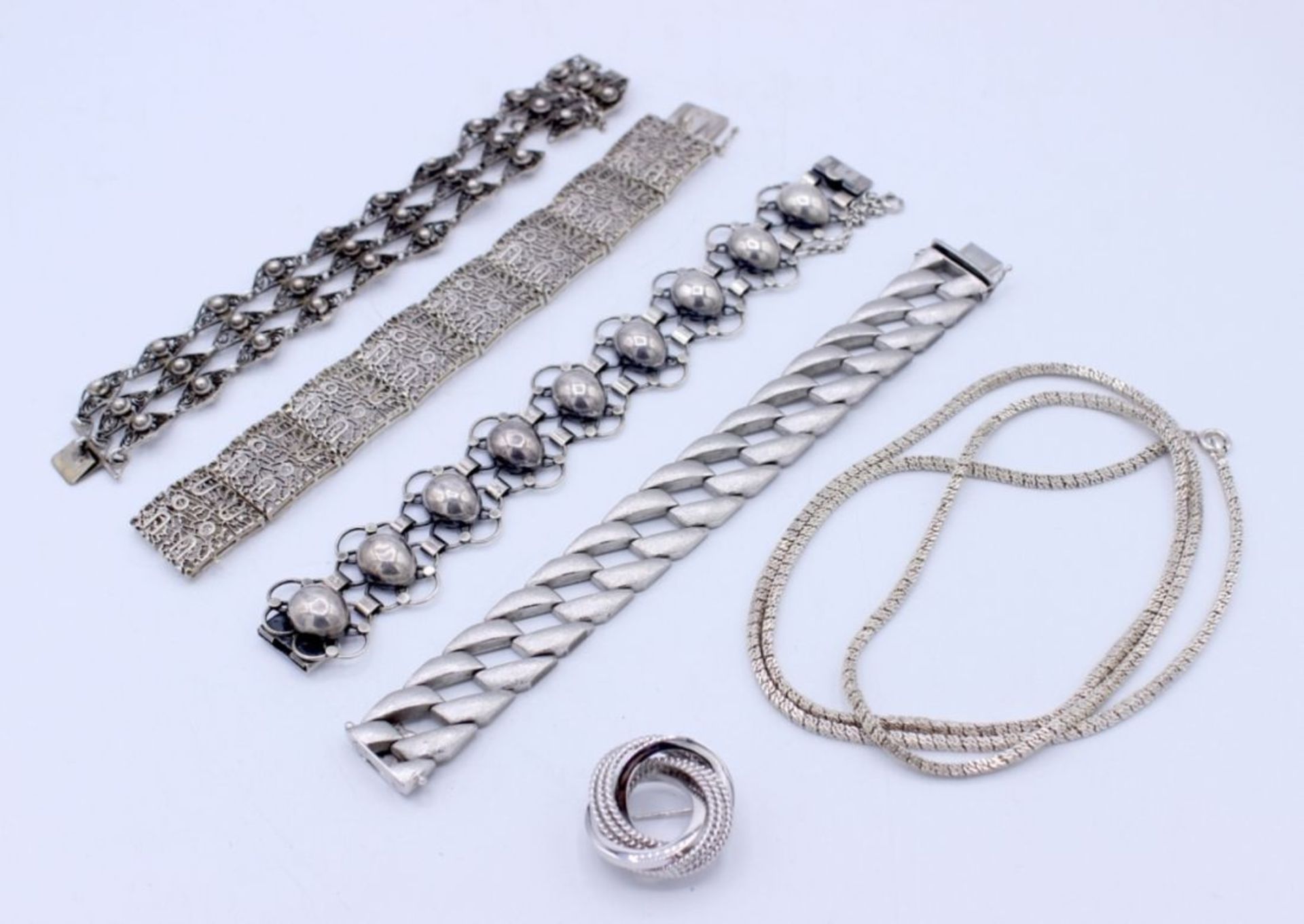 Lot Silberschmuck 1. Armband, gest. 835, 2. Armband gest. 835, 4. Halskette, gest. 835, 5.Armband,