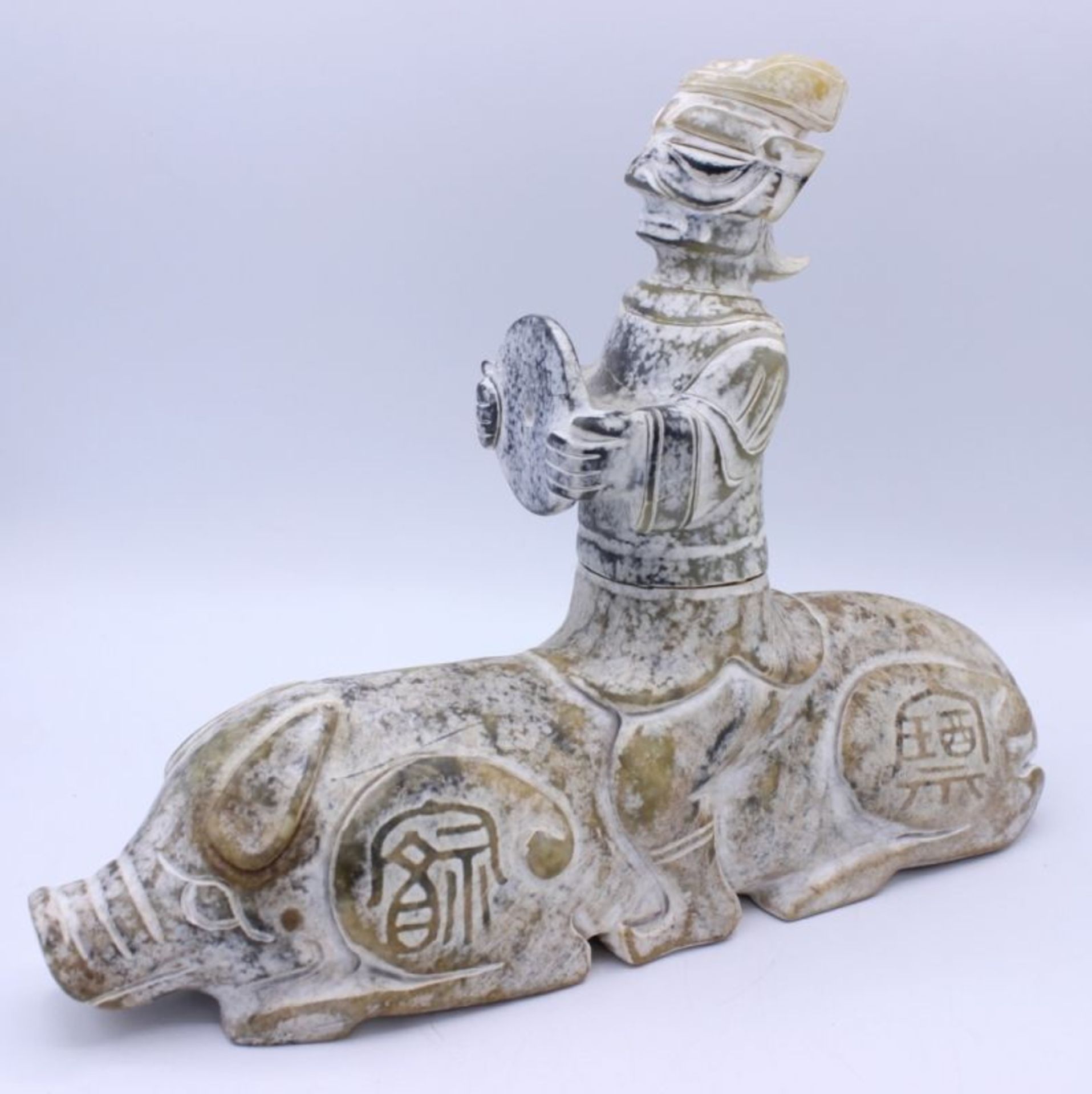 Figur im Stil der Sanxingdui wohl China 20.Jahrhundert, Reiter mit Schild auf einem Schwein sitzend,