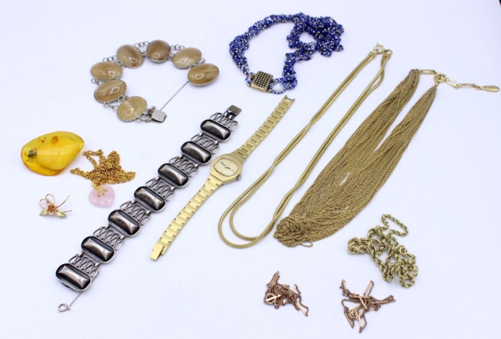 Lot Schmuck 1. Bernsteinbrosche, 2. Armband mit Farbsteinen, 3. Halskette, Gold-Double, 4.