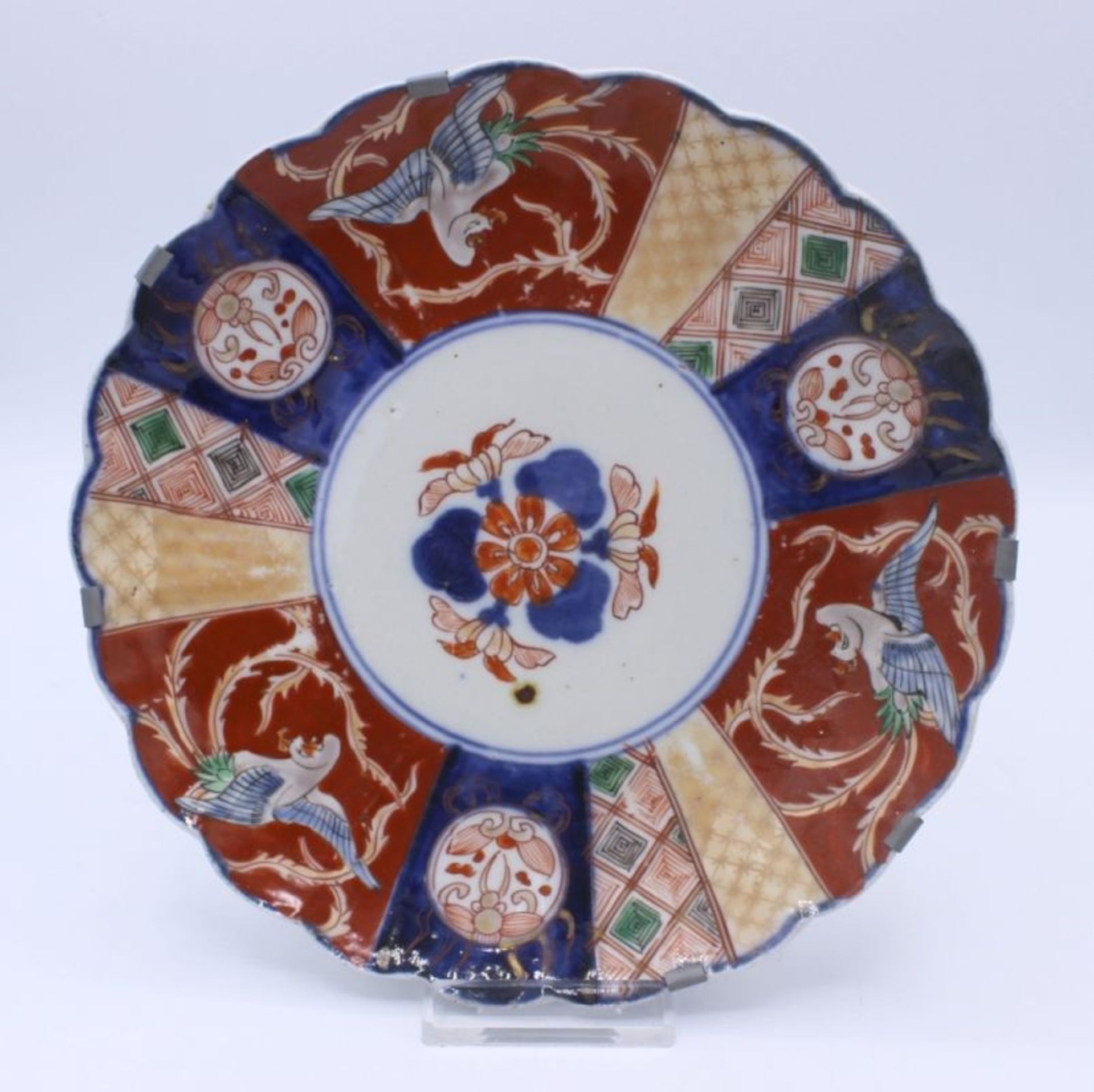 Imari-Teller, Japan Ende 19.Jahrhundert weißer Scherben bemalt mit Blumen und Kartuschen,