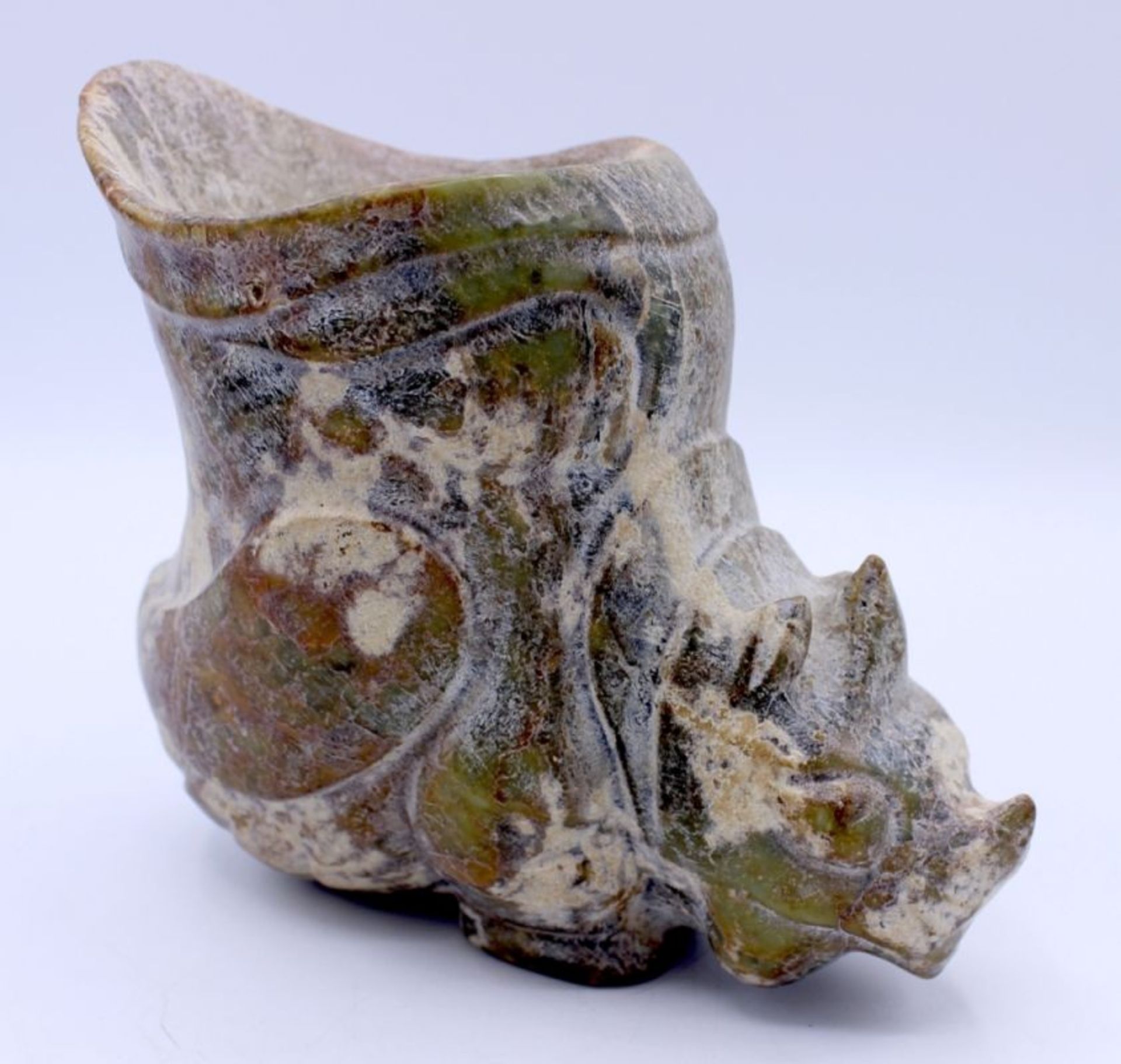Trinkhorn im antiken Stil wohl China 20.Jahrhundert, Jade / Nephrit geschnitten, in Form eines