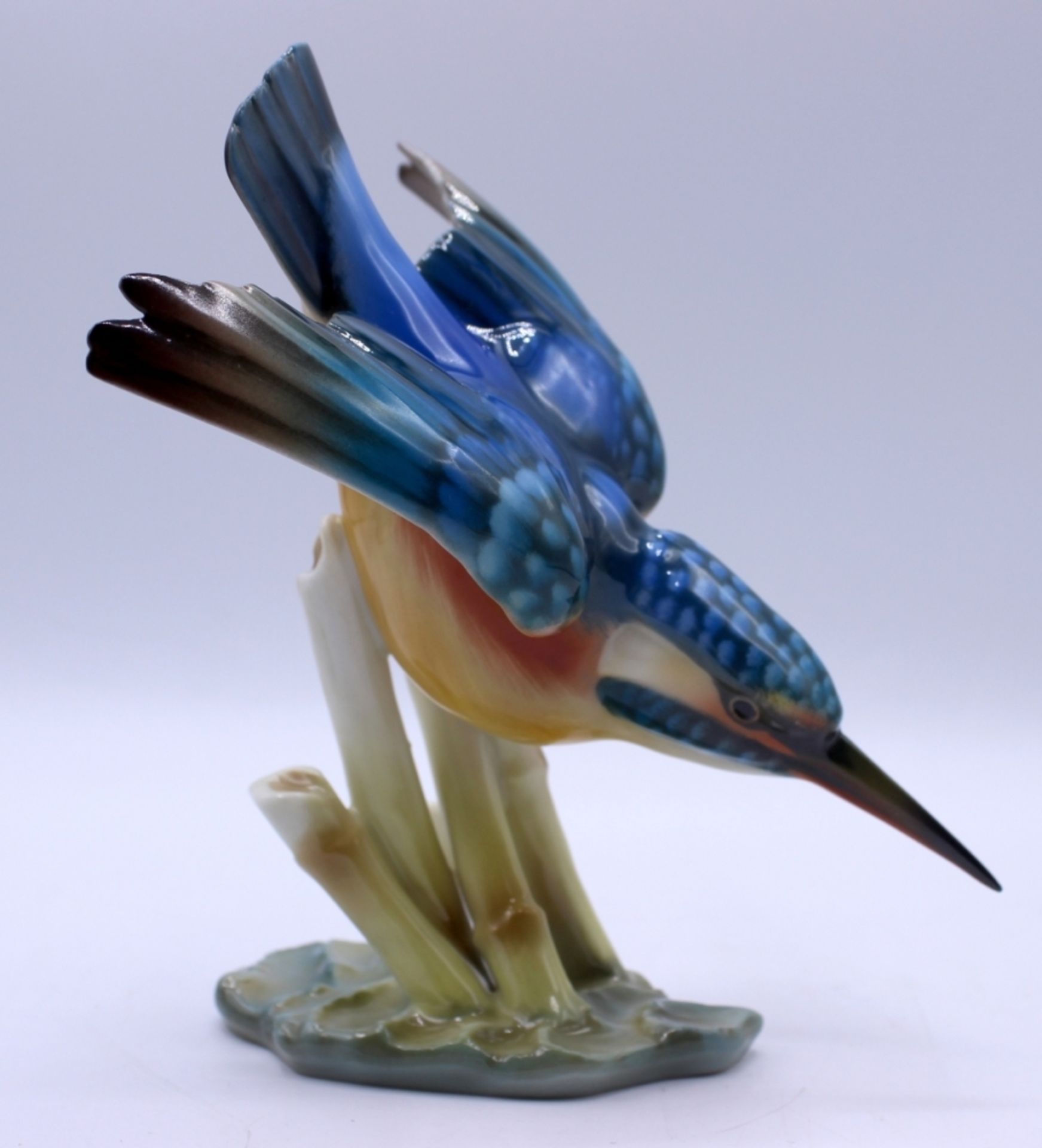 Porzellanfigur - Entwurf Hans Achtziger (geb. 1918 Selb - 2003) Marke Hutschenreuther, " Eisvogel ",