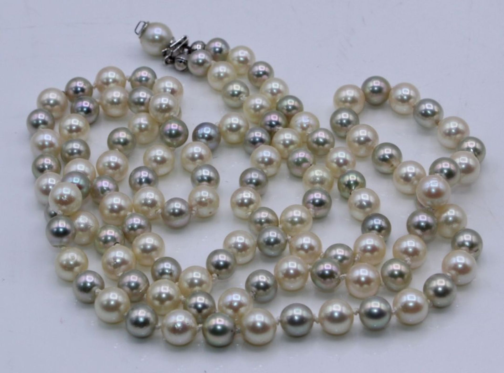 Zuchtperlenkette - Silberverschluß gest. 835 Perlen grau/weiß (d.=6-7 mm), Länge ca. 90 cm