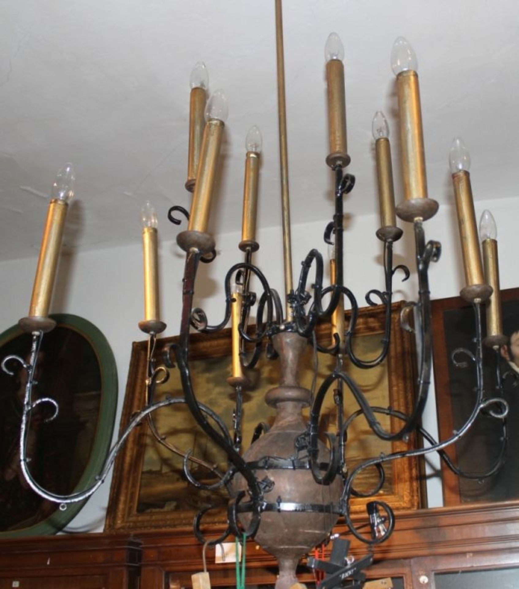 Deckenlampe im Barockstil Provenienz Schloß Eglofsheim bei Regensburg, gebauchter Holzkorpus mit