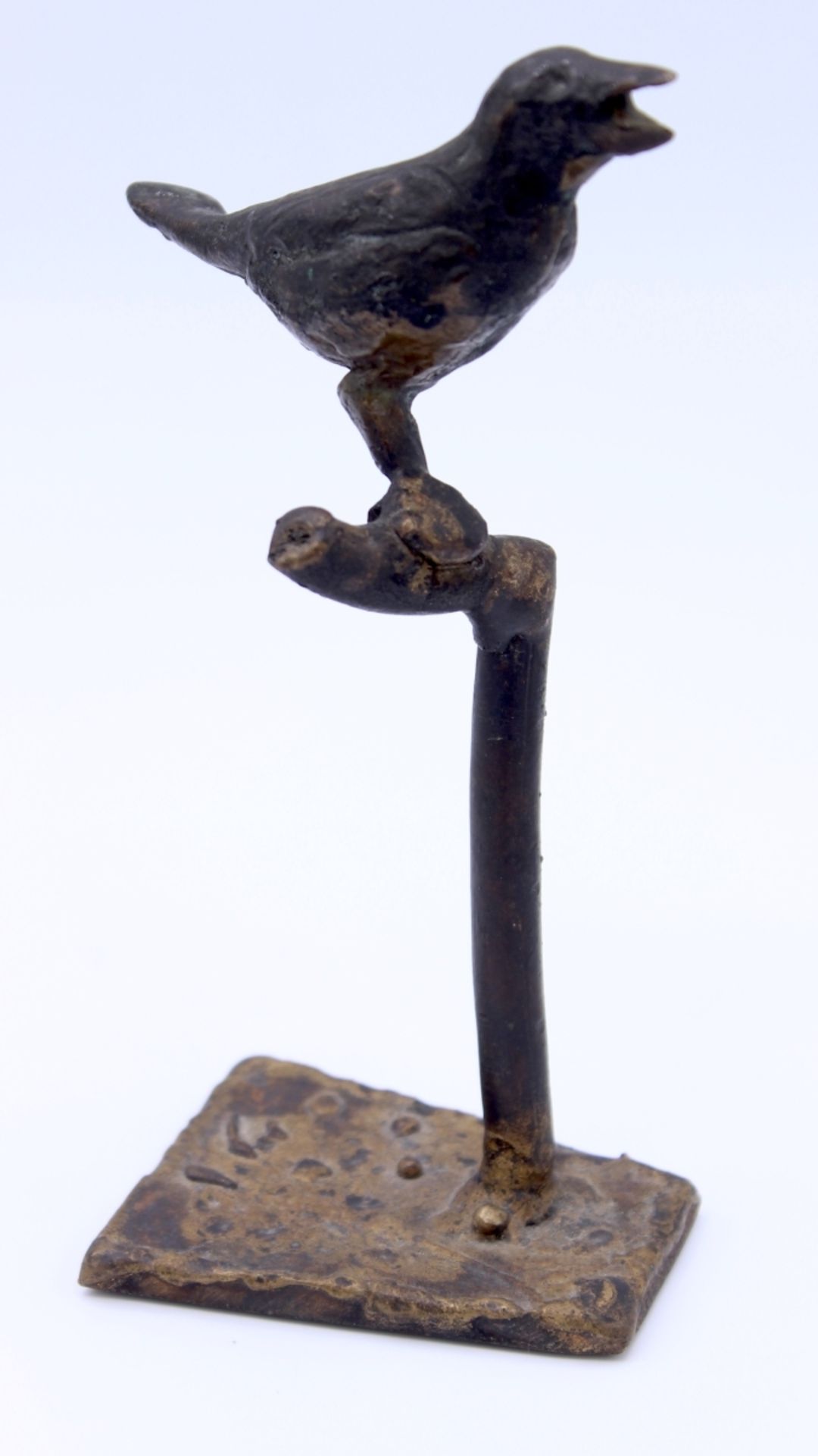 Kl. Figur - Anonym (XX.Jahrhundert) "Vogel auf Ast", Bronze, unsigniert, Höhe ca. 14,5 cm