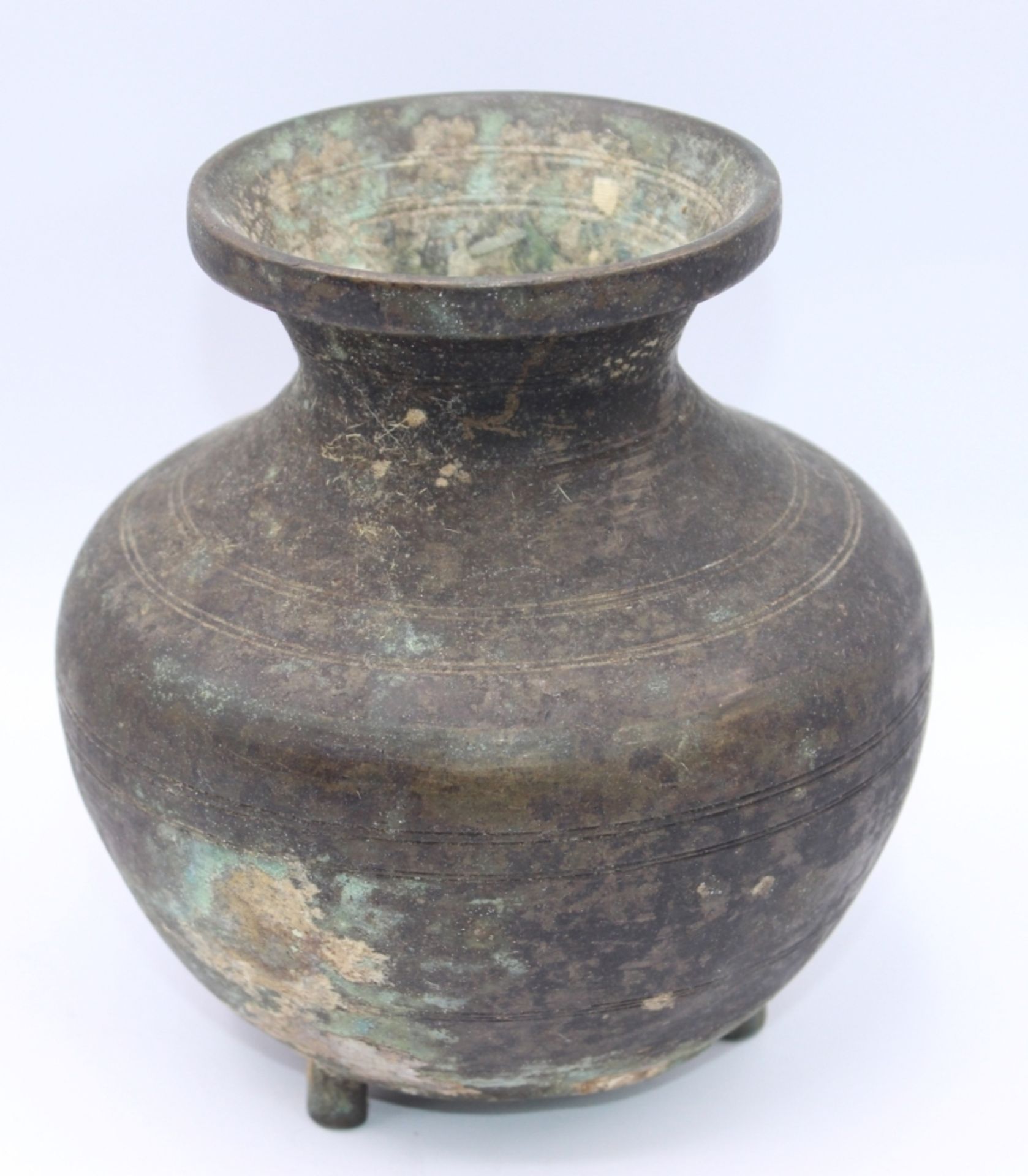 Antike Vase - wohl China Bronze, bauchiger Korpus mit Querrillen, auf drei Füßen stehend, starke