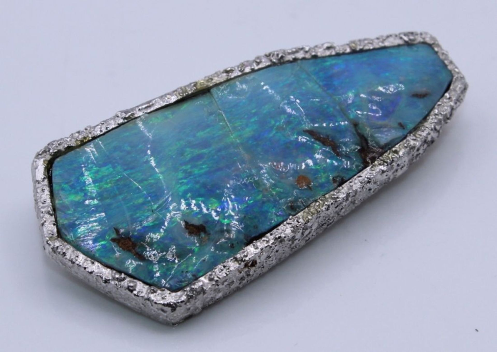 Brosche mit blauem Opal (Boulder) Weißgoldfassung gest. 585, Stein hat zwei Risse, Maße ca. 4,3x2,