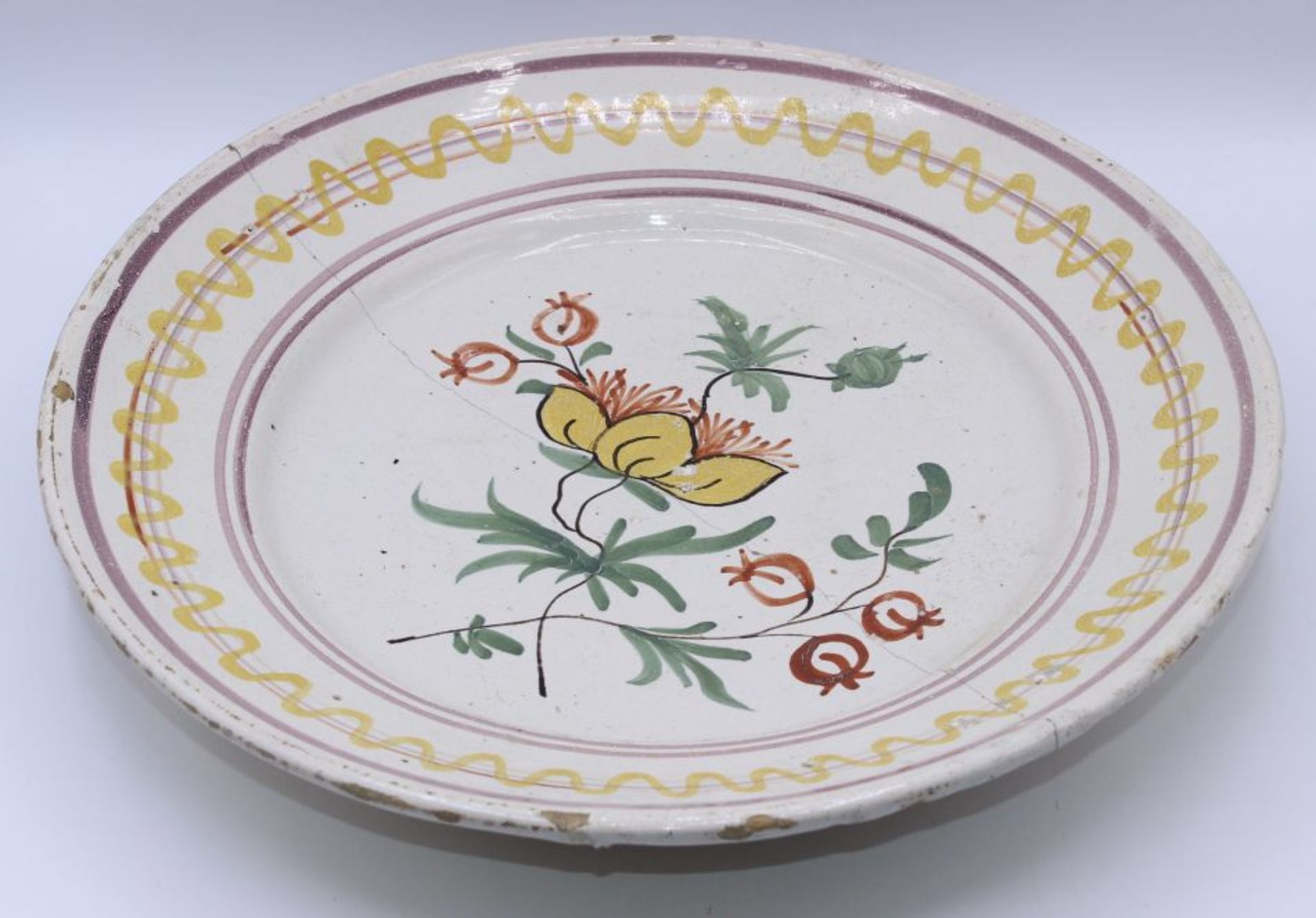 Sammelplatte - 19.Jahrhundert Fayence glasiert und floral bemalt, besch., d.= ca. 32 cm