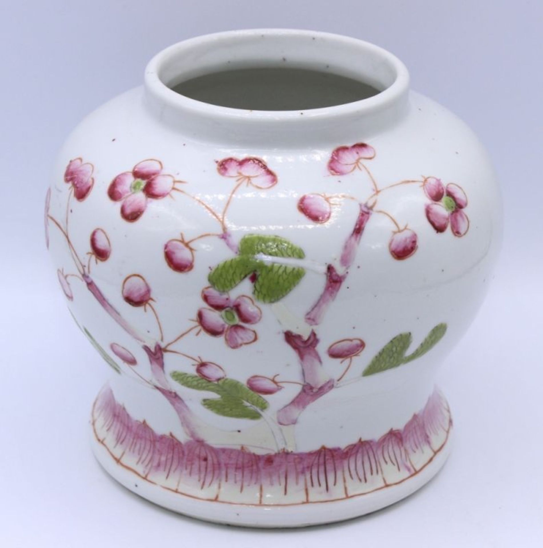 Vase - China 19./20.Jahrhundert Porzellan, bemalt mit blühendem Kirschbau, bauchiger Korpus auf