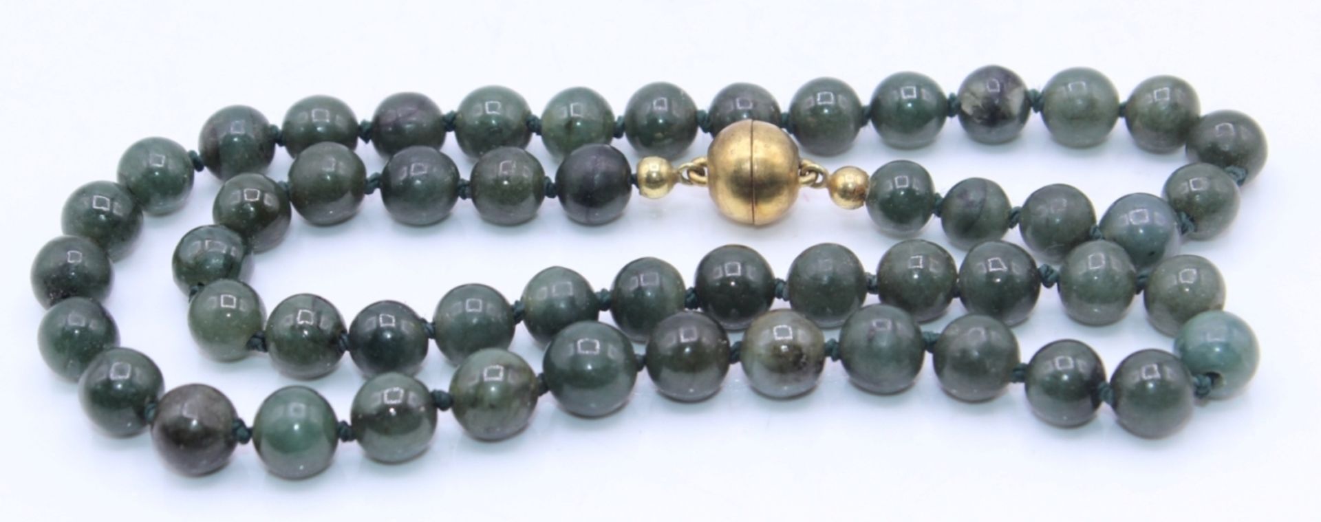Halskette aus dem 20.Jahrhundert verziert mit 73 grünen Jadekugeln d.= ca. 9 mm, Magnetverschluß