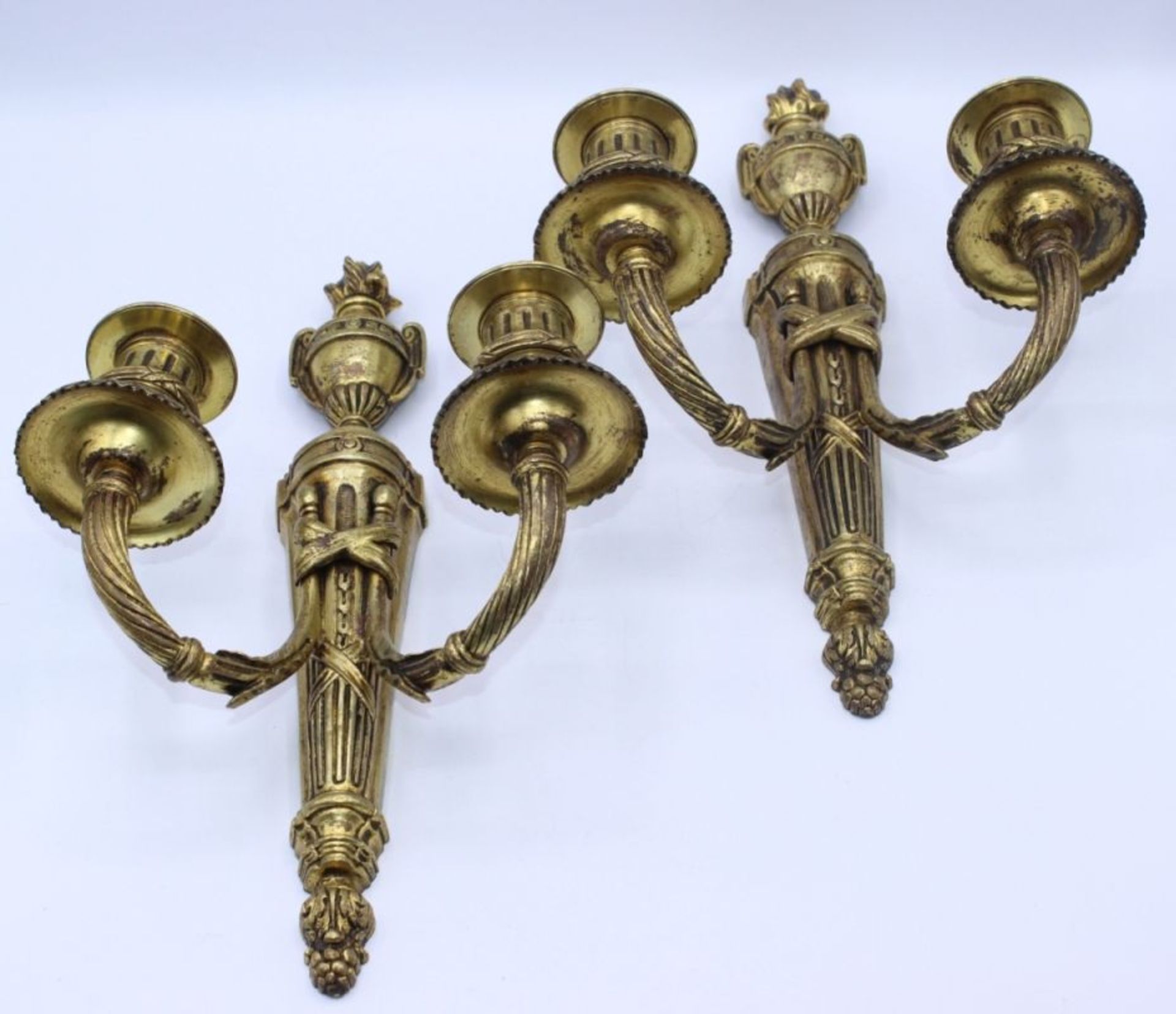 Paar Wandlampen im Empire-Stil Bronze, verziert mit Schleifen- und Blattdekor, Vasenbekrönung, 2-