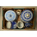 A mixed tray lot of mostly Wedgwood pieces.