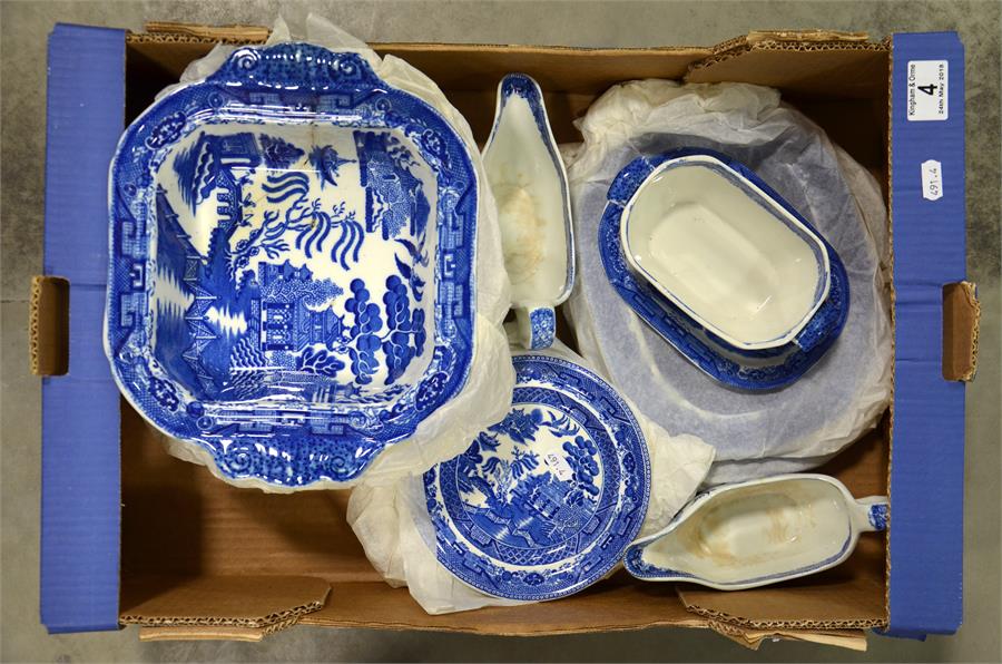 A tray lot of Willow pattern blue and white ceramics