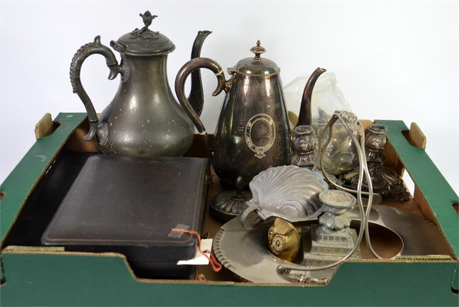 A mixed tray lot of silver plate including, a fruit spoon and fork set and a fish knife and fork set - Image 2 of 2