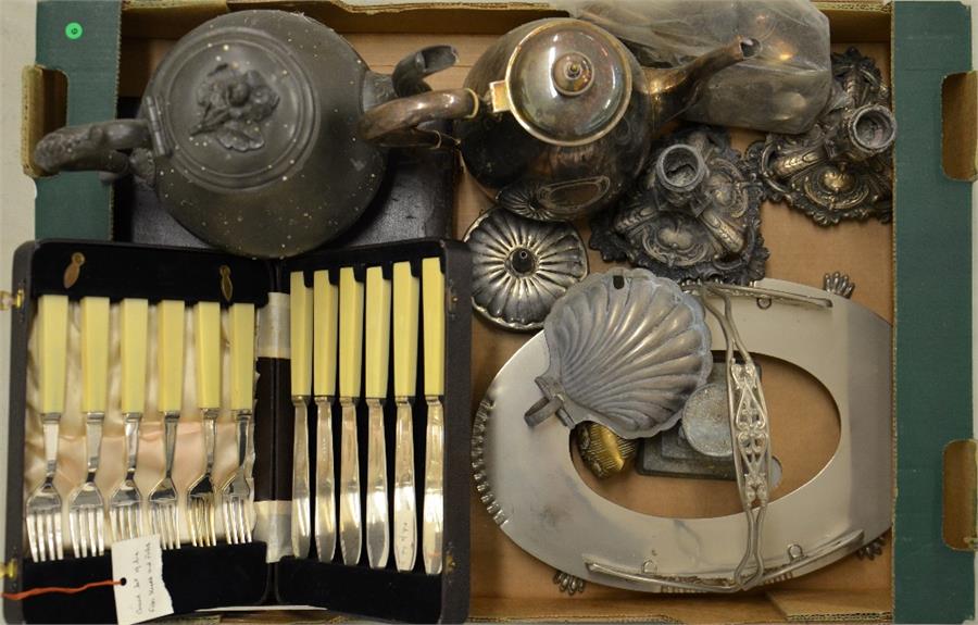 A mixed tray lot of silver plate including, a fruit spoon and fork set and a fish knife and fork set