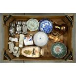 A mixed tray lot of pottery and metal ware