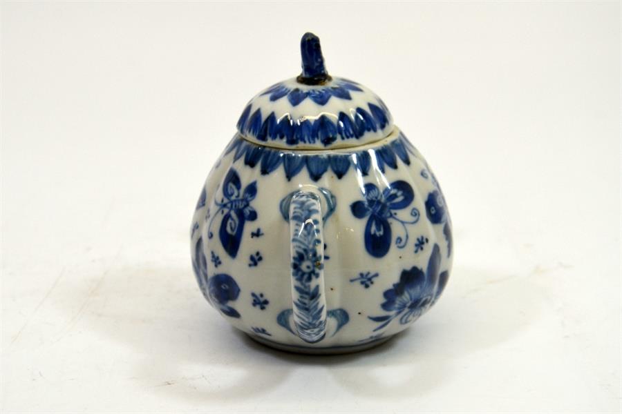 A small Chinese blue and white teapot - Image 4 of 5