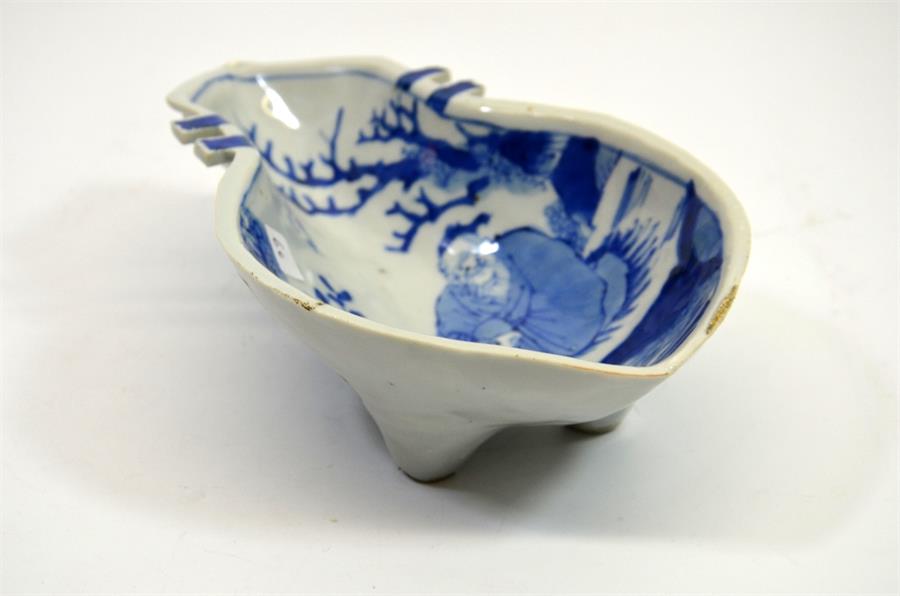 A Chinese blue and white dish - Image 2 of 3