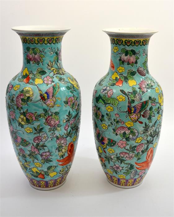 A pair of Chinese porcelain vases - Image 2 of 4