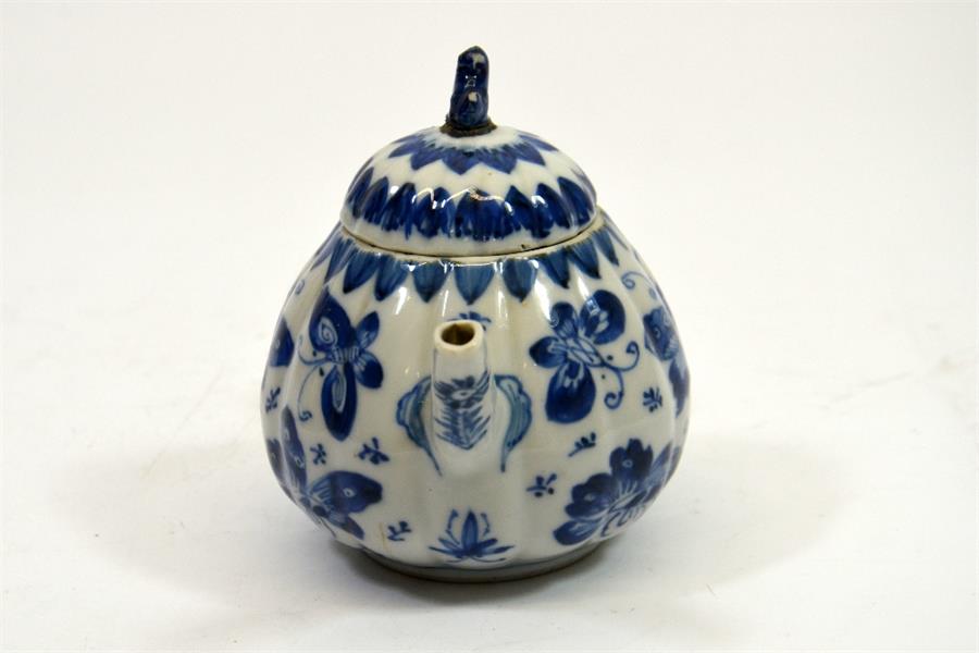 A small Chinese blue and white teapot - Image 2 of 5