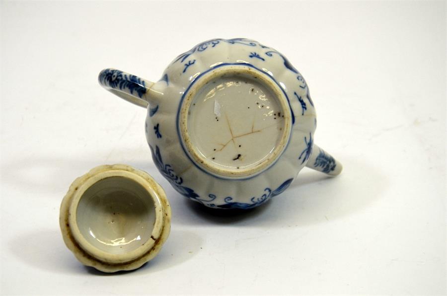 A small Chinese blue and white teapot - Image 5 of 5