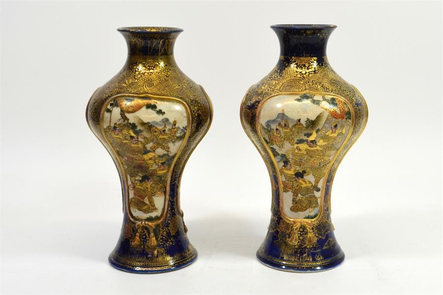 A pair of Japanese Satsuma vases - Image 2 of 4