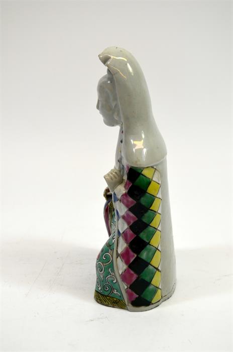 A Chinese famille rose figure of Guanyin - Image 2 of 5