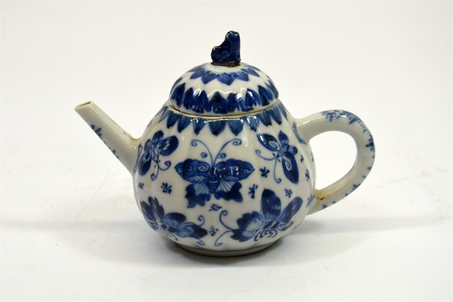 A small Chinese blue and white teapot - Image 3 of 5