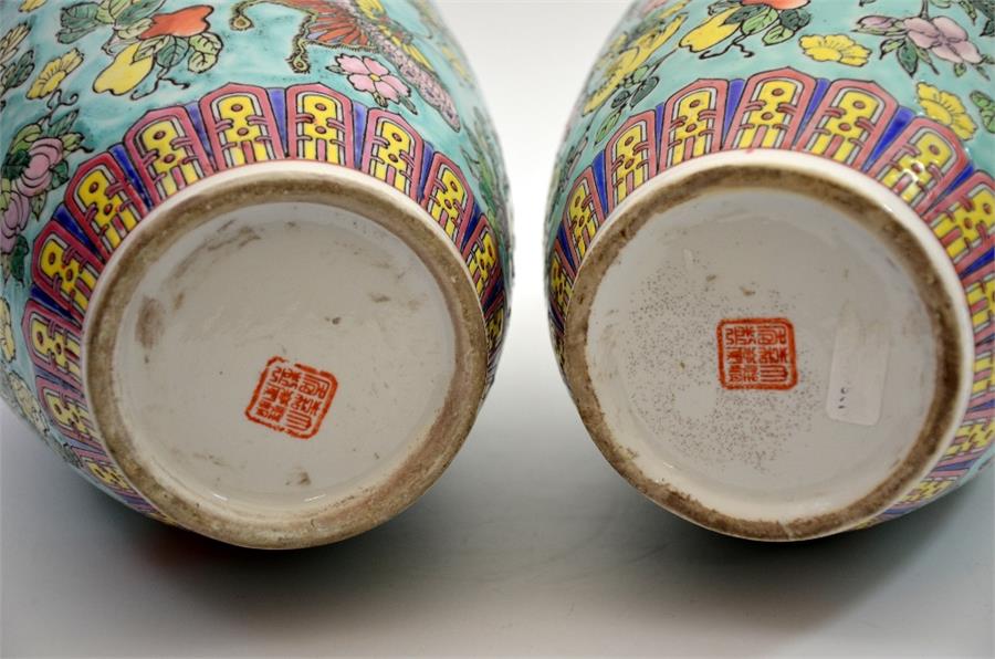 A pair of Chinese porcelain vases - Image 4 of 4