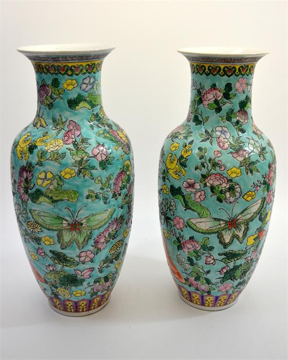 A pair of Chinese porcelain vases - Image 3 of 4