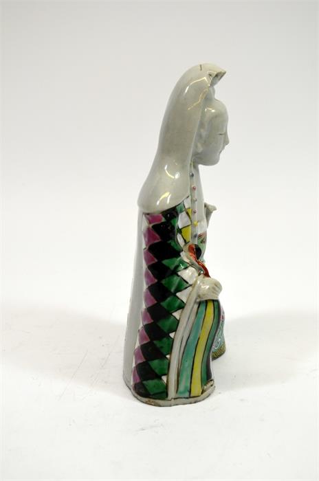 A Chinese famille rose figure of Guanyin - Image 4 of 5
