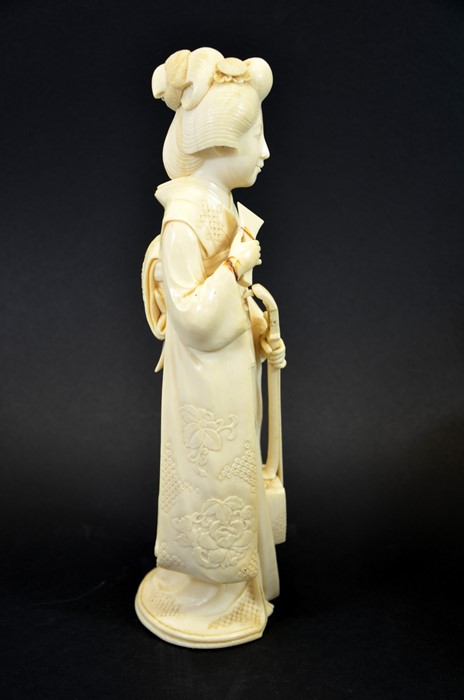 λ A 19th century Japanese carved ivory okimono of a Geisha, Meiji, - Image 4 of 5