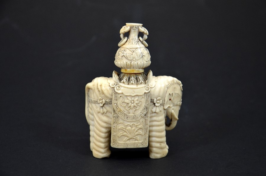 λ A 19th century Chinese carved ivory figure of an elephant with vase on its back - Image 3 of 5