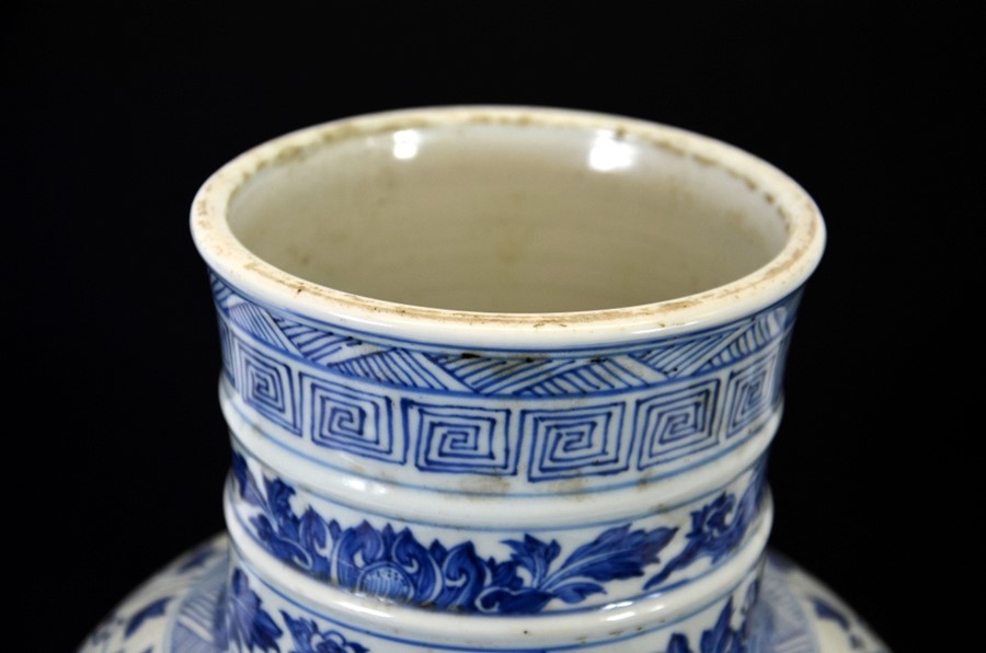 A large Chinese Kangxi blue and white vase - Image 6 of 7