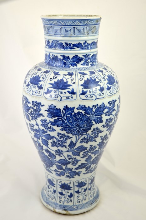 A large Chinese Kangxi blue and white vase - Image 3 of 7