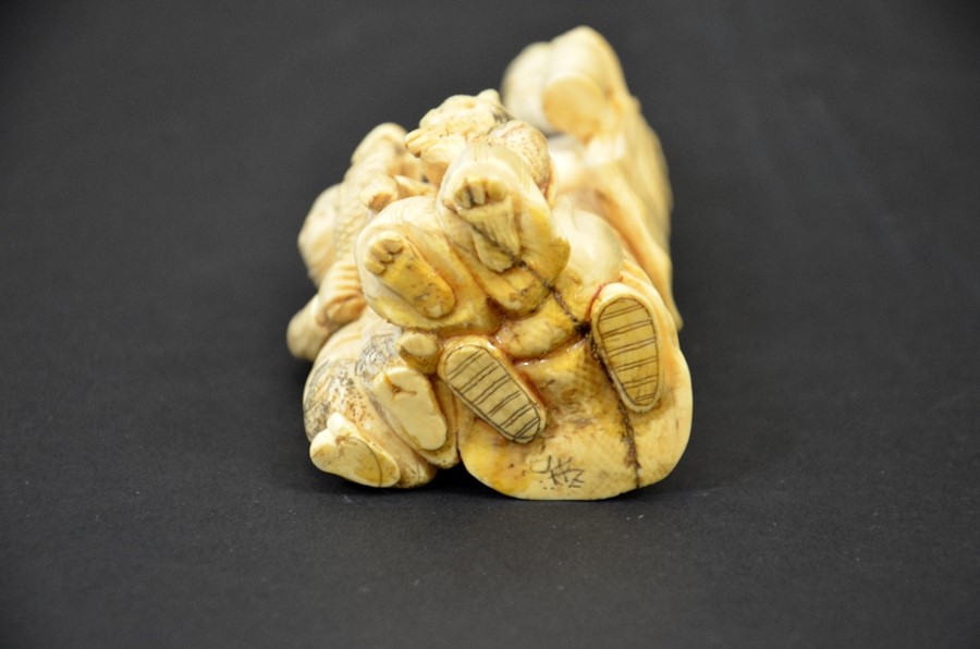 λ A 19th century Japanese carved ivory okimono - Image 5 of 5