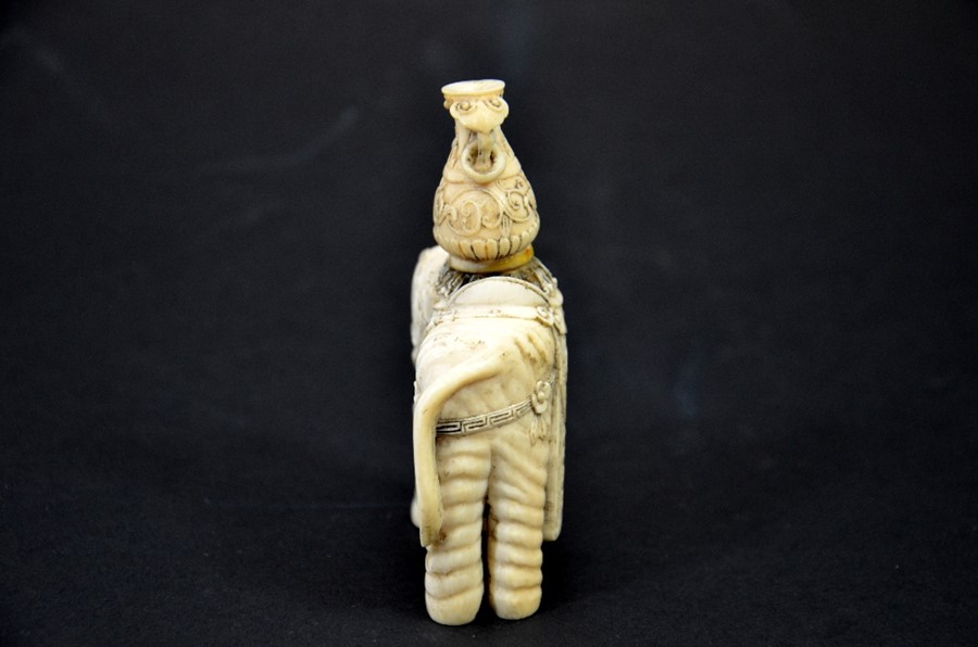 λ A 19th century Chinese carved ivory figure of an elephant with vase on its back - Image 4 of 5