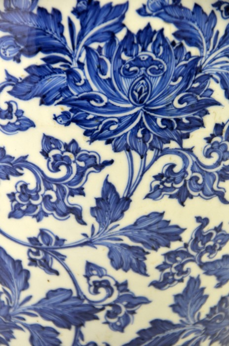 A large Chinese Kangxi blue and white vase - Image 5 of 7