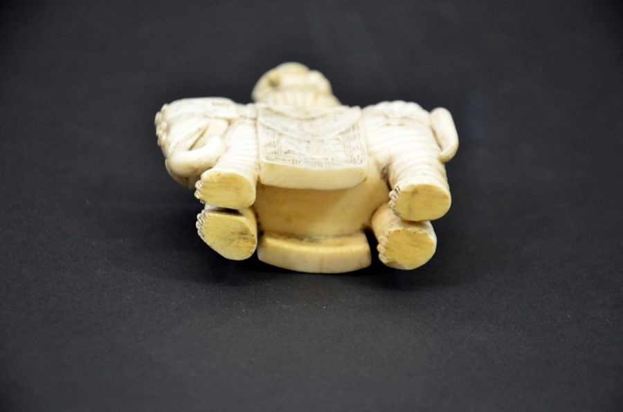 λ A 19th century Chinese carved ivory figure of an elephant with vase on its back - Image 5 of 5