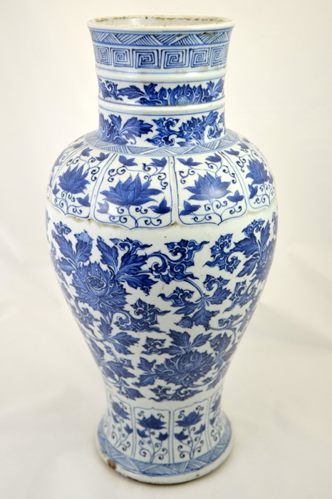 A large Chinese Kangxi blue and white vase - Image 2 of 7