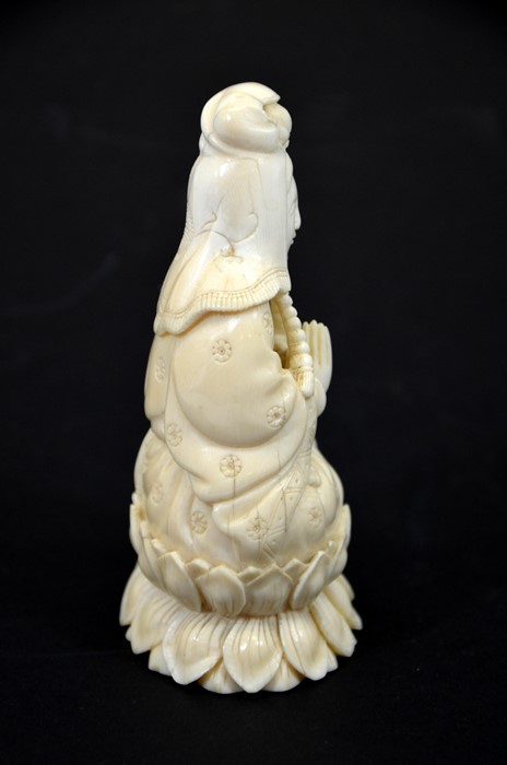 λ A Chinese carved ivory figure of Guanyin, circa 1900 - Image 2 of 5