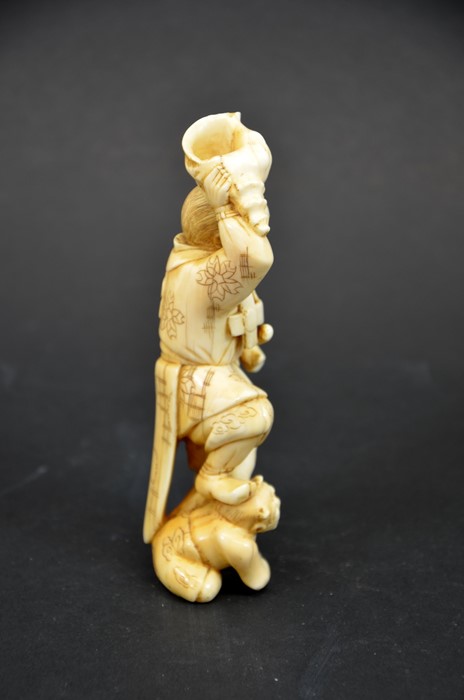 λ A 19th century Japanese carved ivory okimono - Image 4 of 5