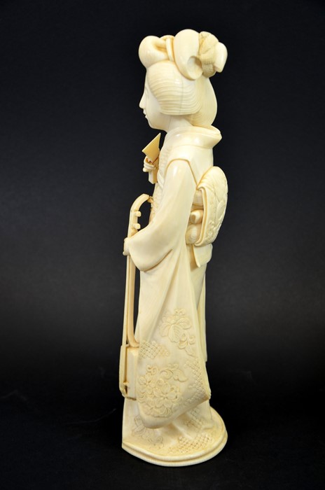 λ A 19th century Japanese carved ivory okimono of a Geisha, Meiji, - Image 2 of 5