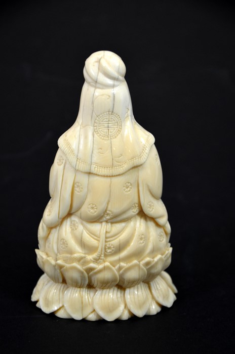 λ A Chinese carved ivory figure of Guanyin, circa 1900 - Image 3 of 5